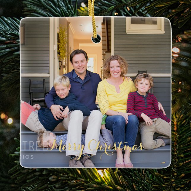 Erstellen Sie Familienjunges Foto Elegante Goldene Keramikornament (Create Family Photo Elegant Gold Script Christmas Ceramic Ornament)