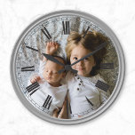 Erstellen Sie Ihr benutzerdefiniertes Foto Gray Cl Runde Wanduhr<br><div class="desc">Dekorativ personalisierbares klassisches elegantes Uhrendesign mit eigenem Foto,  Bild oder Logo.</div>