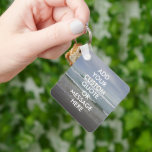 Erstellen Sie Ihr eigenes Angebot Schlüsselanhänger<br><div class="desc">Erstellen Sie Ihren eigenen,  individuellen Schlüsselanhänger. Personalisieren Sie diesen Magneten mit moderner minimalistischer Typografie und Meereswellen-Landschaft.</div>