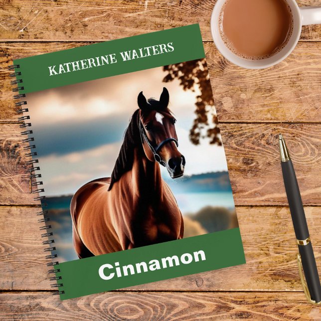Erstellen Sie Ihr eigenes elegantes Personalisiert Notizbuch (A spiral-bound notebook to customize with a photo of your horse, your name and your horse's name)