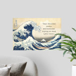 Erstellen Sie Ihr eigenes großes Wave Zitat Poster<br><div class="desc">Entwerfen Sie Ihre eigene,  maßgeschneiderte Poster-Wandkunst mit dem klassischen Hintergrund "Great Wave off Kanagawa" und der minimalistischen Typografie der Schreibmaschine.</div>