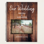 Erstellen Sie Ihr eigenes rustikales Holz Foto Hoc Planer<br><div class="desc">Erstellen Sie Ihr eigenes rustikales Holz Foto Hochzeitsplaner. Fügen Sie Ihr eigenes Foto,  Text und Namen hinzu,  um einen ganz persönlichen Hochzeitsplaner zu erstellen.</div>
