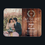 Erstellen Sie Ihr eigenes rustikales Monogramm-Fot Magnet<br><div class="desc">Rustikale botanische Aquarell-Blätter auf dunklem Stallholz,  mit Monogramm Foto Save the Date Flexi-Magnet. Aquarell Blätter Design. Sie können Ihren eigenen Text und Foto hinzufügen,  um diese Save the Date Karte sehr persönlich und einzigartig zu machen.</div>