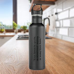 Erstellen Sie Ihr eigenes schwarzes, individuelles Edelstahlflasche<br><div class="desc">Erstellen Sie Ihre eigene Wasserflasche für Anführungszeichen. Großartiges personalisiertes Geschenk einfach Ihren eigenen Text hinzufügen. Funktioniert mit minimalistischer Schrift-Typografie.</div>