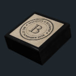 Erstellen Sie Ihre eigene Burlap Retro Logo Monogr Geschenkbox<br><div class="desc">Machen Sie sich mit diesem Logo-Design mit Retro-Typografie auf einem hellen, natürlichen braunen Einbruchbild-Hintergrund Ihr eigenes, cooles, einzigartiges Monogramm. Ersetzen Sie den Beispieltext durch Ihren Familientext, Namen, Hochzeitstag oder einen anderen Text für ein personalisiertes Geschenk. Es ist ein wunderbares Geschenk für Hochzeit, Jubiläum, Hauswärmung oder Gastgeberin, Geburtstag, Ruhestand und viele...</div>