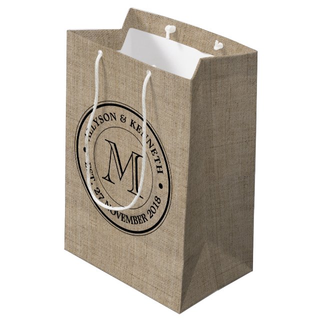 Erstellen Sie Ihre eigene Burlap Retro Logo Monogr Mittlere Geschenktüte (Rückseite Schrägansicht)