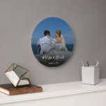 Erstellen Sie Ihre eigene Foto Hochzeit Große Wanduhr<br><div class="desc">Erstellen Sie Ihre eigene Foto Hochzeitswanduhr. Fügen Sie Ihre eigenen schönsten Hochzeitsfeier Foto,  fügen Sie Ihre Namen und Hochzeitsdatum. Ein sehr persönliches Hochzeitsgeschenk.</div>