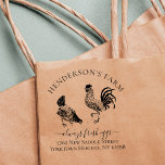 Erstellen Sie Ihre eigene Vintage Eierkarton-Farm- Gummistempel<br><div class="desc">Diese Vintage Briefmarke des Bauernhauses würde auf Eierschachteln, Papiertüten und anderen Verpackungen für frische Produkte aus Ihrem Familienbetrieb schön aussehen! Es zeigt eine Vintage Abbildung eines Hahns und fütternd Hennens auf einigen Mais und Körnern in der Mitte. Oben steht Ihr Familienname in eleganter Typografie, graziös biegen. Im unteren Teil zwei...</div>