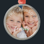 Erstellen Sie Ihre eigene Weihnachts-Familienfotov Ornament Aus Metall<br><div class="desc">Erstellen Sie Ihre eigene Weihnachtsfamilie Foto Template Ornament mit individuellem Bild macht ein perfektes Personalisiertes Weihnachtsgeschenk. Dieses moderne und elegante Weihnachtsschmuck aus dem Foto ist ein großartiges Geschenk für Großmutter,  Großvater,  Mutter oder Vater.</div>