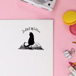Erstellen Sie Ihre eigenen Vintagen Katzen-benutze Gummistempel<br><div class="desc">Erstellen Sie Ihre eigene Vintage Katze, die auf der Buch-Briefmarke sitzt! Ihr individuelle Name in modernen Kalligrafieschriften kurbelt sanft über der Silhouette der Katze. Das Buch wird im selben Schriftart von "ex libris" geschmückt. Um diese schöne Briefmarke anzupassen, klicken Sie auf den Button "Personalisieren" und ersetzen Sie den Vorlagennamen durch...</div>