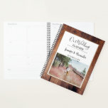 Erstellen Sie Ihren eigenen rustikalen Holz Foto H Planer<br><div class="desc">Rustikaler Stallholz Foto Hochzeitsplaner. Fügen Sie Ihr eigenes Foto,  Text und Namen hinzu und erstellen Sie einen sehr persönlichen Hochzeitsplaner.</div>