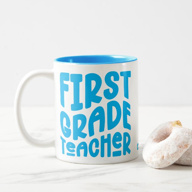 Erster Grade Lehrer hellblauer Text Zweifarbige Tasse (Mit Donut)