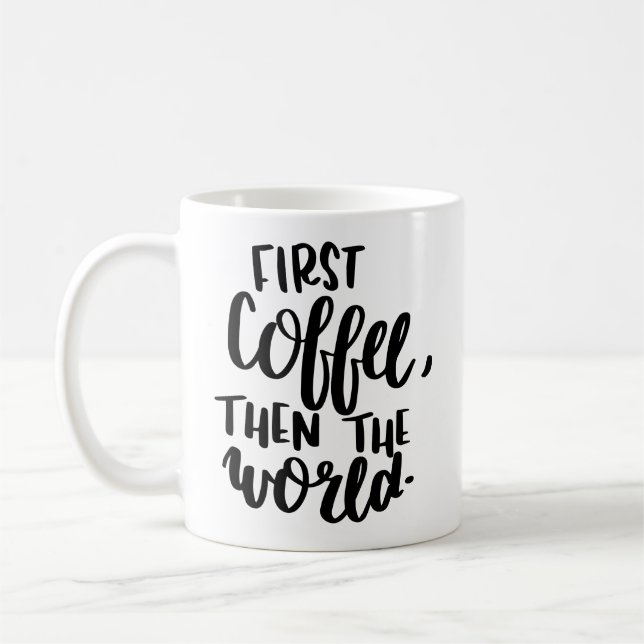 Erster Kaffee dann die Welttypographie-Tasse Kaffeetasse (Links)