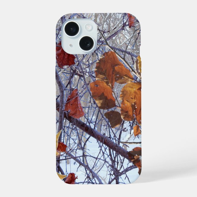 Erster Schnee Winterwald-Tarnmuster iPhone 15 Hülle (Rückseite)