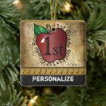 Erster Schullehrer Rock Keramikornament<br><div class="desc">🥇 ORIGINAL COPYRIGHT ART DESIGN VON Donna Siegrist NUR AUF ZAZZLE VERFÜGBAR! Ein Vintages Weihnachtsschmuck für den Ersten Schullehrer, das Sie individuell gestalten können. ✔ HINWEIS: ÄNDERN SIE NUR DIE VORLAGEBEREICHE, DIE SIE BENÖTIGEN! 😀 Wenn nötig, können Sie einen Teil des Textes entfernen und neu hinzufügen, was immer Sie möchten...</div>