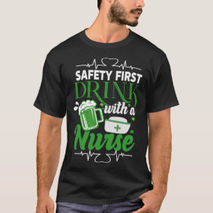 Erster Sicherheitsdrink mit einem Krankenpflegeget T-Shirt