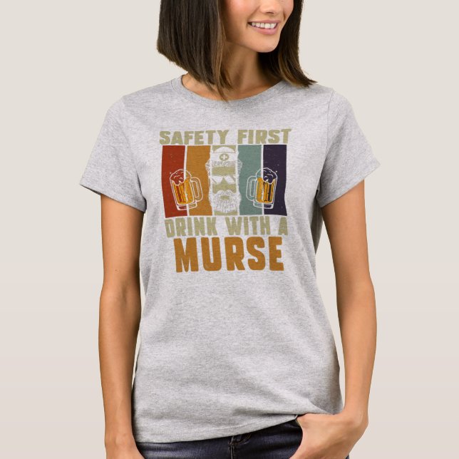 Erster Sicherheitsdrink mit einem nurse Funny Murs T-Shirt (Vorderseite)
