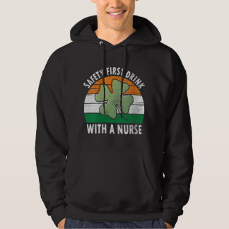 Erster Sicherheitsdrink mit einer Krankenpflegerin Hoodie