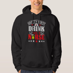 Erster Sicherheitsdrink mit einer Krankenschwester Hoodie