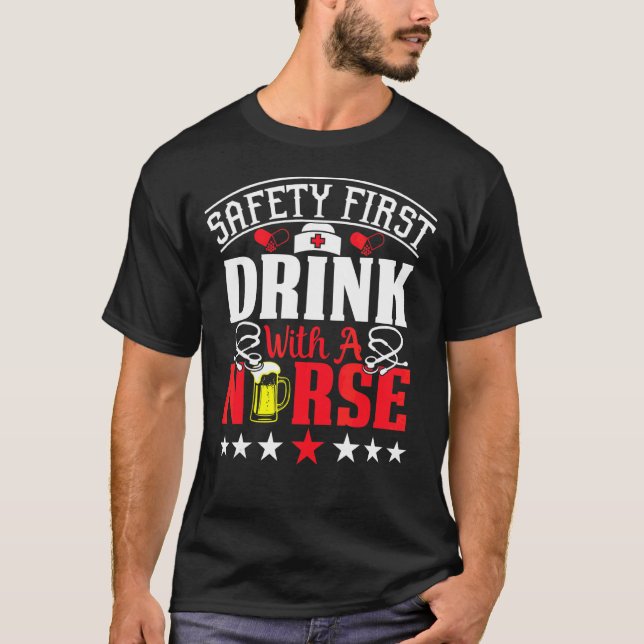 Erster Sicherheitsdrink mit einer Krankenschwester T-Shirt (Vorderseite)