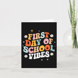 Erster Tag der Schule Vibes Retro Groovy Stil Karte