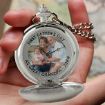 Erster Vatertag Großes Opa Personalisiertes Foto Taschenuhr<br><div class="desc">Foto Taschenuhr mit vollständig bearbeitbarem personalisierten Text und Ihrem Lieblings-Foto. Die Formulierung lautet derzeit "der erste Tag des Vaters als Urgroßvater ・ 20##" und Sie können dies nach Ihren Wünschen anpassen. Ein schönes Geschenk für jeden Anlass und Fakt wie zum Beispiel eine Vatertagsuhr oder ein Geschenk zur Geburtshinweis.</div>