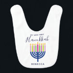 Erstes Chanukka Menorah Babylätzchen<br><div class="desc">Erstes Chanukka mit der Menorah Geschenkidee für Baby,  personalisiert mit Namen.</div>