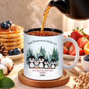 Erstes Weihnachten als Familie von 6 Pinguinen Zweifarbige Tasse
