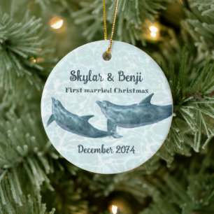 Erstes Weihnachten als verheiratetes Delfin-Paar Keramik Ornament