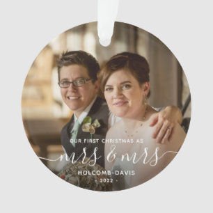 Erstes Weihnachten Mrs und Mrs LGBTQ White Schrift Ornament