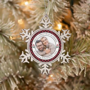 Erstes Weihnachten Verheiratet Rustikaler Roter Ka Schneeflocken Zinn-Ornament