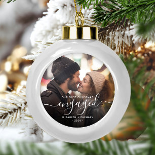 Erstes Weihnachten verlobt Foto Weiße Schrift Keramik Kugel-Ornament