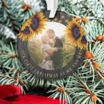 Erstes Weihnachtsfest - rustikales Foto Ornament<br><div class="desc">Rustikales Land frisch Hochzeit rund Foto Erste Weihnachten als Herren und Frau personalisierten Baum-Ornament mit gelben goldenen Sonnenblumensträuße über einem dunkelbraunen Scheunenholz mit Fäden von bunten Lichtern.            Einfach mit Ihren Namen,  Text und Foto anpassen!            Es kann ein hübsches Sake-Geschenk für ein neues Paar sein.</div>