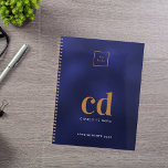 Erstgeschäft 2025 für Logoschiffe mit blauem Gold Planer<br><div class="desc">Ein marineblau Hintergrund,  goldfarbener und weißer Text. Die blaue Farbe ist ungleichmäßig. Personalisieren und fügen Sie Ihr Logo,  Monogramm Initialen,  Namen und ein Titeljahr (jedes Jahr). Ihr Logo sowohl vorne als auch hinten. Platz für Ihre Website-Adresse auf der Rückseite.</div>