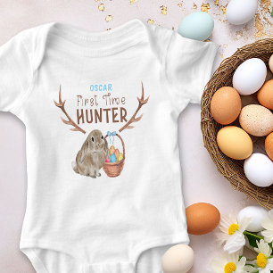 Erstmaliger Jäger Osterhase und Ostereierkorb Jung Baby Strampler