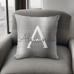 Erstmaliger Name des luxuriösen Silver Brushed Met Kissen<br><div class="desc">Luxuriöse Silber Foil gebürstete Metal Monogram Name und Anfangskissen. Das Kissen ist das perfekte Geschenk für jemanden,  der sein Zimmer in Silber dekoriert.</div>