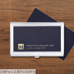 Erstmaliges Logo von Blue Beruflich Luxury Visitenkarten Dose<br><div class="desc">Behalt deine Visitenkarten, die stilvoll organisiert und geschützt sind, mit diesem eleganten, blauen Visitenkartengehäuse mit einem goldenen Logo. Dieser aus hochwertigen Materialien gefertigte Gehäuse ist langlebig und raffiniert und eignet sich somit hervorragend für berufliche Geschäftsreisende. Das Gehäuse ist auch leicht und kompakt, sodass es einfach in einer Tasche oder Handtasche...</div>