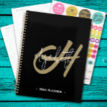Erstmonatige Black Gold Monogram Planer<br><div class="desc">Dieser spiralgebundene Planer verfügt über eine Monogramm-Initiale in Gold und Ihren Vornamen in Weiß auf schwarzem Hintergrund. Wählen Sie SOFT oder HARD COVER und die Farbe Ihrer Spiralspine. Enthält monatlichen und wöchentlichen Planungsraum, 60 Seiten und 12 Monate. Vergnügen Sie sich oder schaffen Sie es als Geschenk.</div>