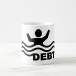 Ertrinken in der Schulden Kaffeetasse<br><div class="desc">Hast du in Schulden die Augen vor? Zeigen Sie es mit dieser lustigen Grafik. Ändern Sie die Hintergrundfarbe zu dem,  was Sie wollen!</div>