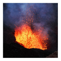 Eruption aktiver Vulkan - heißer Lavastrom im Krat