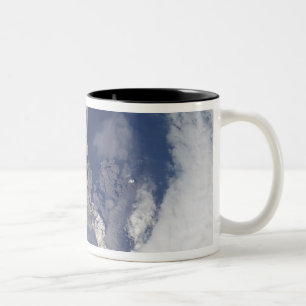 Eruption von Sarychev Vulkan Zweifarbige Tasse