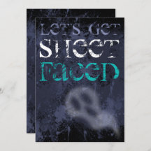 Erwachsene trinken gespenstisches Halloween-Party