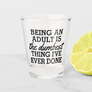 Erwachsene zu sein ist das Dümmste, was ich getan Schnapsglas