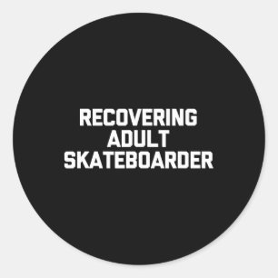 Erwachsener Skateboarder in Erholung - Lustiger Sk Runder Aufkleber