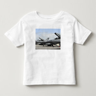 Erwarten kämpfende Falcons F-16, um zu starten Kleinkind T-shirt