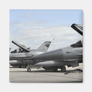 Erwarten kämpfende Falcons F-16, um zu starten Magnet