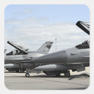 Erwarten kämpfende Falcons F-16, um zu starten Quadratischer Aufkleber