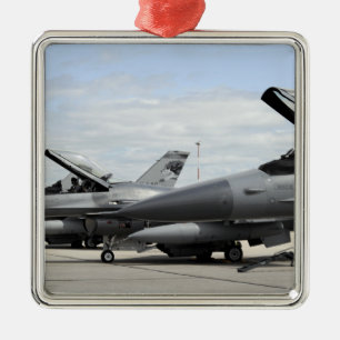 Erwarten kämpfende Falcons F-16, um zu starten Silbernes Ornament