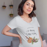 Erwartung eines fröhlichen kleinen Weihnachtsjunge T-Shirt<br><div class="desc">Rustikales Urlaubsszenario T - Shirt für eine schwangere Mama mit Aquarellbildern von Weihnachtsbotanicals und Gewürzen. Im Text steht: "Erwartung eines fröhlichen kleinen Babys."</div>