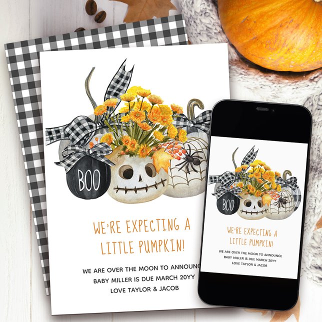 Erwartung eines kleinen Kürbis Halloween Bauernhau Ankündigung (Cute and stylish pregnancy announcement with country farmhouse halloween theme)